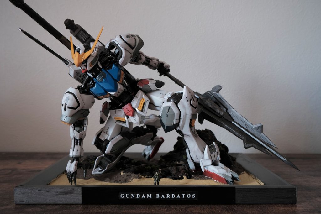 土台がバルバトスに対して小さいかなと思いましたが、良い密度感な気がします。ウェザリングで色彩がワントーン落ちているので部屋のインテリアにも馴染んでくれています。土台にネームを貼り付けると一気に