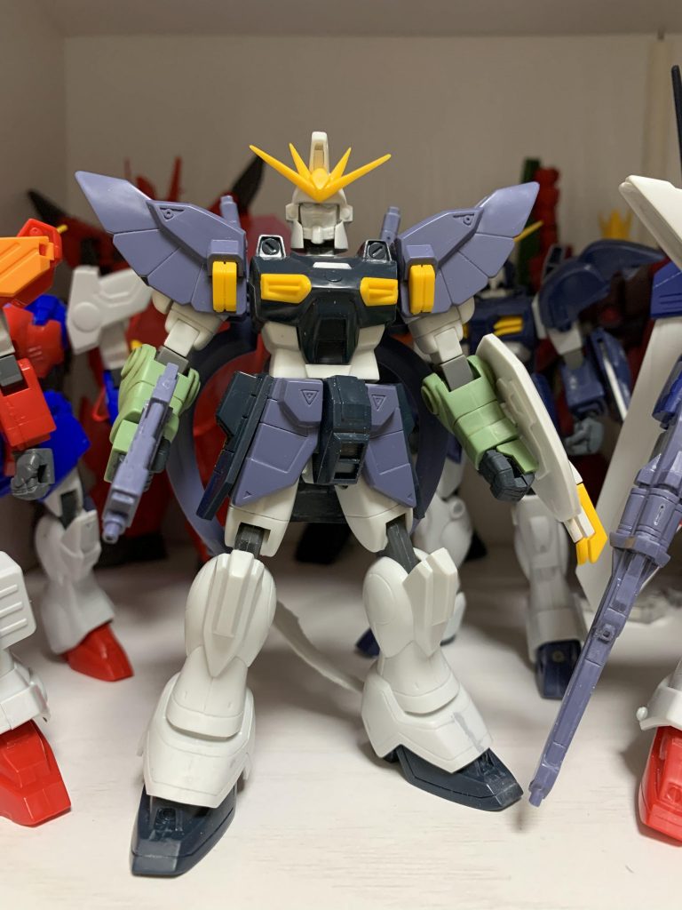 製作箇所頭部はトサカ、ヘルメット、フェイスパーツ全て分割したり削って縮めたりで形を変えました。首延長。上腕延長＋パテで太く。下腕は元が全体的に小さくて貧弱に見えたので、思い切って他キットから流用。ザクの腕です。腰延長。股関節位置を下げる。太ももプラ板を挟んで太く。バックパック、シールドの接続をマグネットに。このサンドロック、完成は5体のなかで最後になったんですが、製作開始時期は一番最初だったんです。ほんとにまだHGも出てなかった頃。この頃ネオジウム磁石を仕込むっていうのにハマってたんですよね。作り始めたのが昔すぎて、細かいところ自分でも何をいじったのか覚えていない部分もあります。 