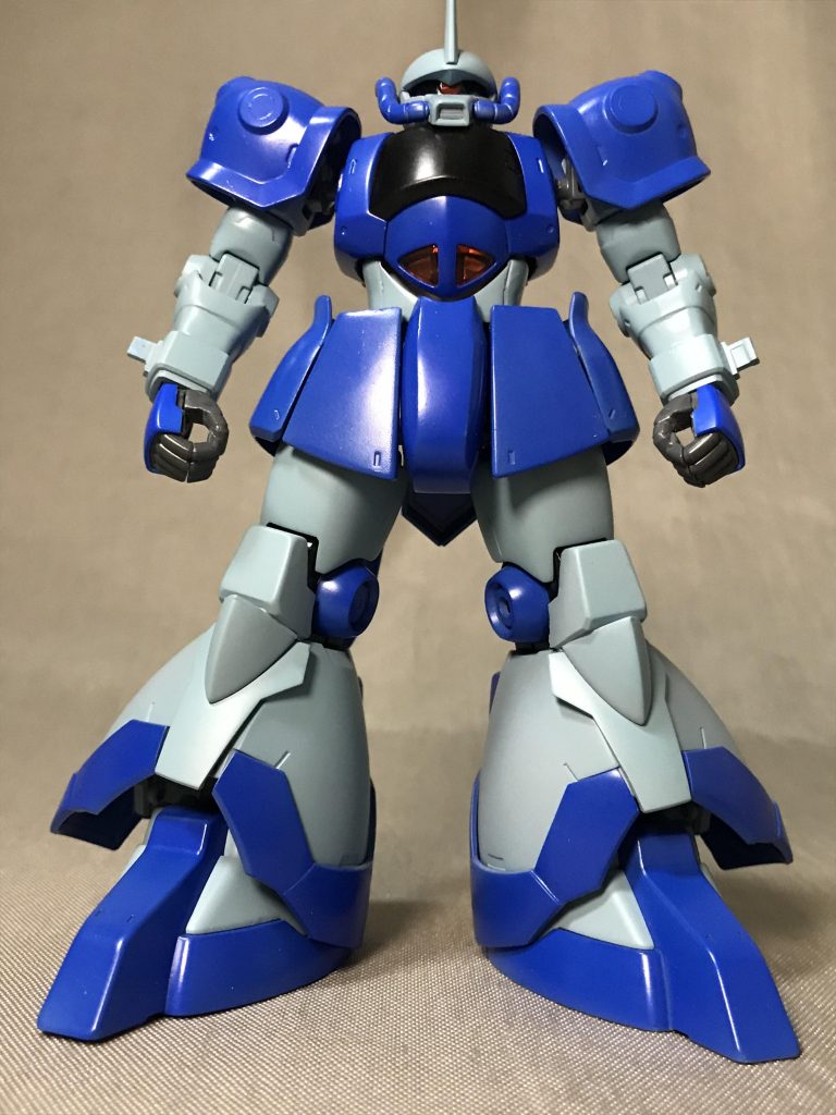 素体状態。股間部のアーマーはエポパテで増量して、パイプの除去しました。ドムR35のヒザをなくし、ジャンクパーツとプラ板加工でグフの膝っぽくしました。フロントアーマーはグフのパーツを元にプラ板とアポパテで幅を延長、それに応じて、腰横アーマーはも接続部からフラパイプで延長しました。