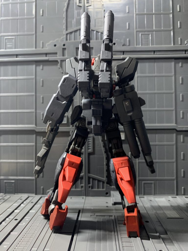 背面。リアアーマーにジャンクパーツを取り付け、推力向上してる感を出してます。