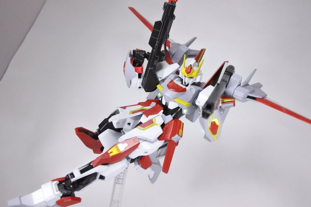 余剰パーツのクレイバズーカも持たせて。以上です、ルナゲイザー、カッコいいですよね。ガシガシ動いてとても楽しいキットなので、みなさんもぜひ作ってみてくださいね。