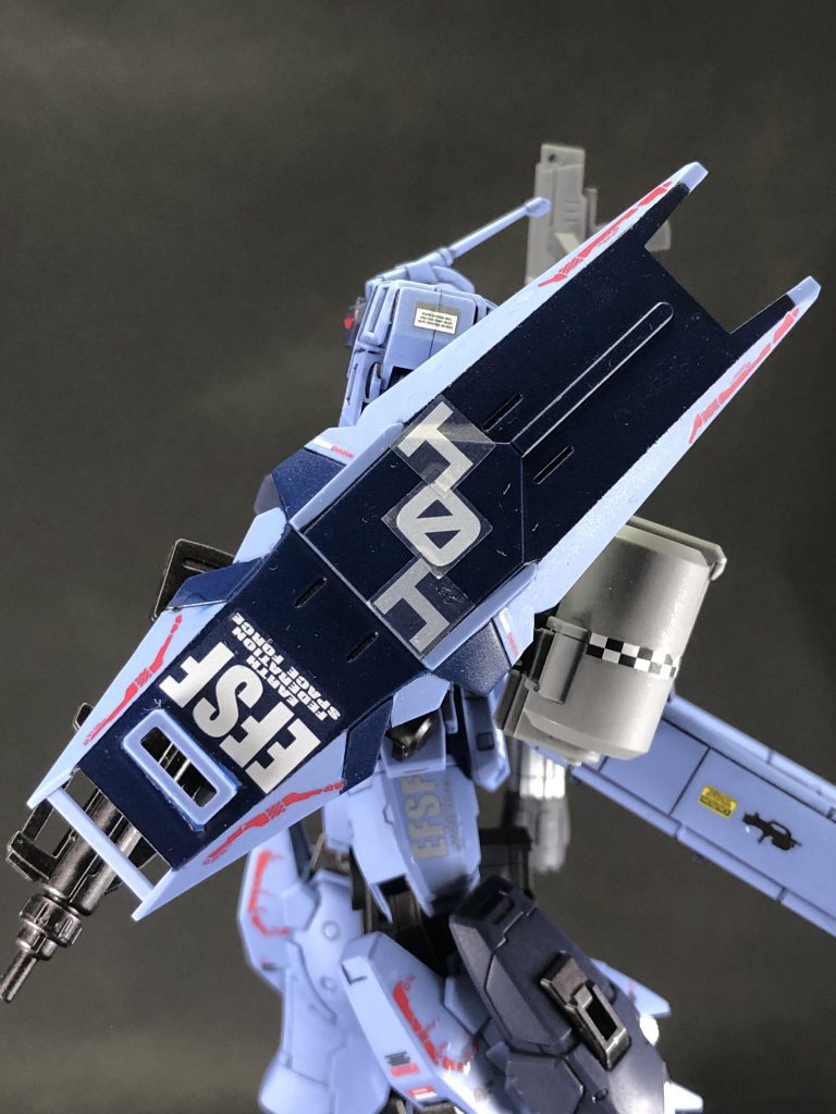 盾は逆手持ちです。