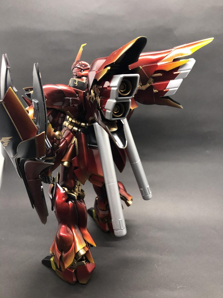 バックパックは暗い赤から黄色に綺麗に変色しております。