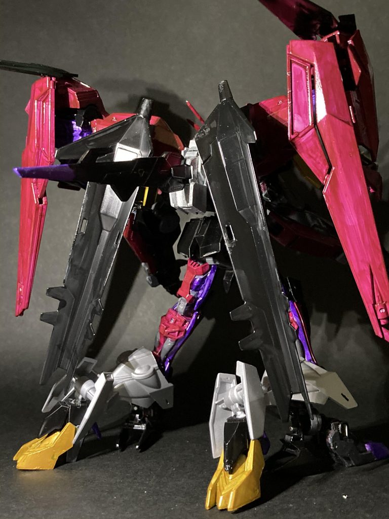 バックパックはグシオンリベイクフルシティとレクスの物を合体させテイルブレードを取り付けれるようにしています。上半身がかなり重い為4足歩行型にする事でバランスを取りやすくしています。