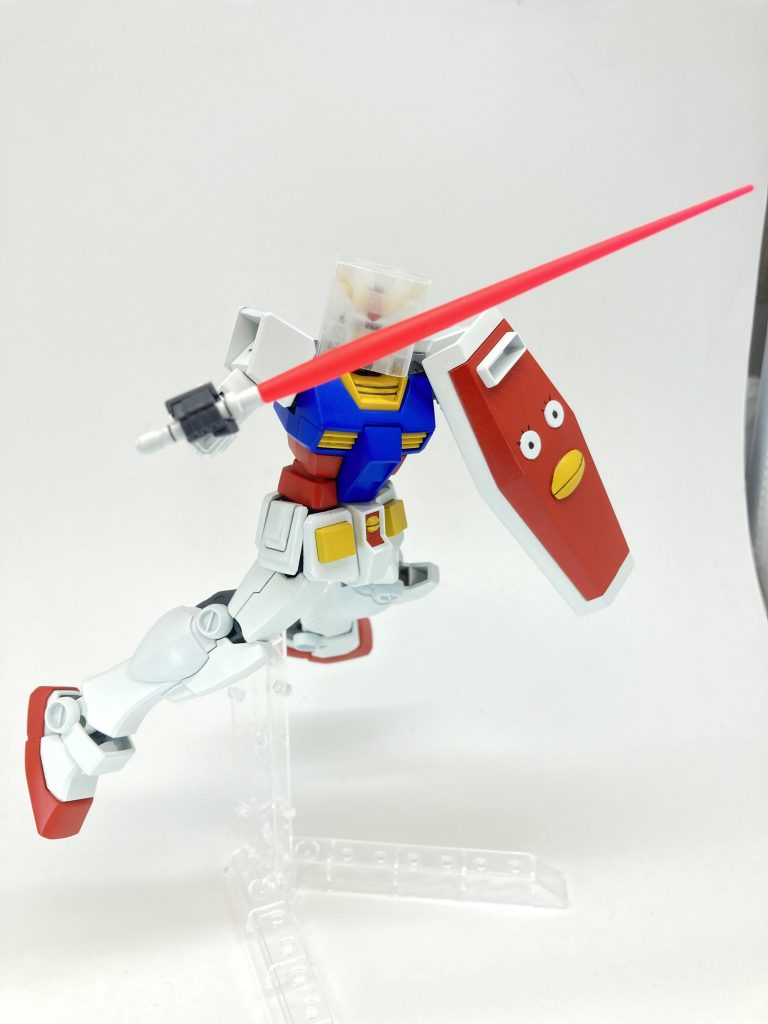 ハンドパーツはEGガンダムのものだとモッサリしているのと、ビームライフルを持たせられないので、HGUCネモに付いてくるHG MPー1から見つかったものを採用しました。(幸いネモの腕はそこそこ余ってたw) 