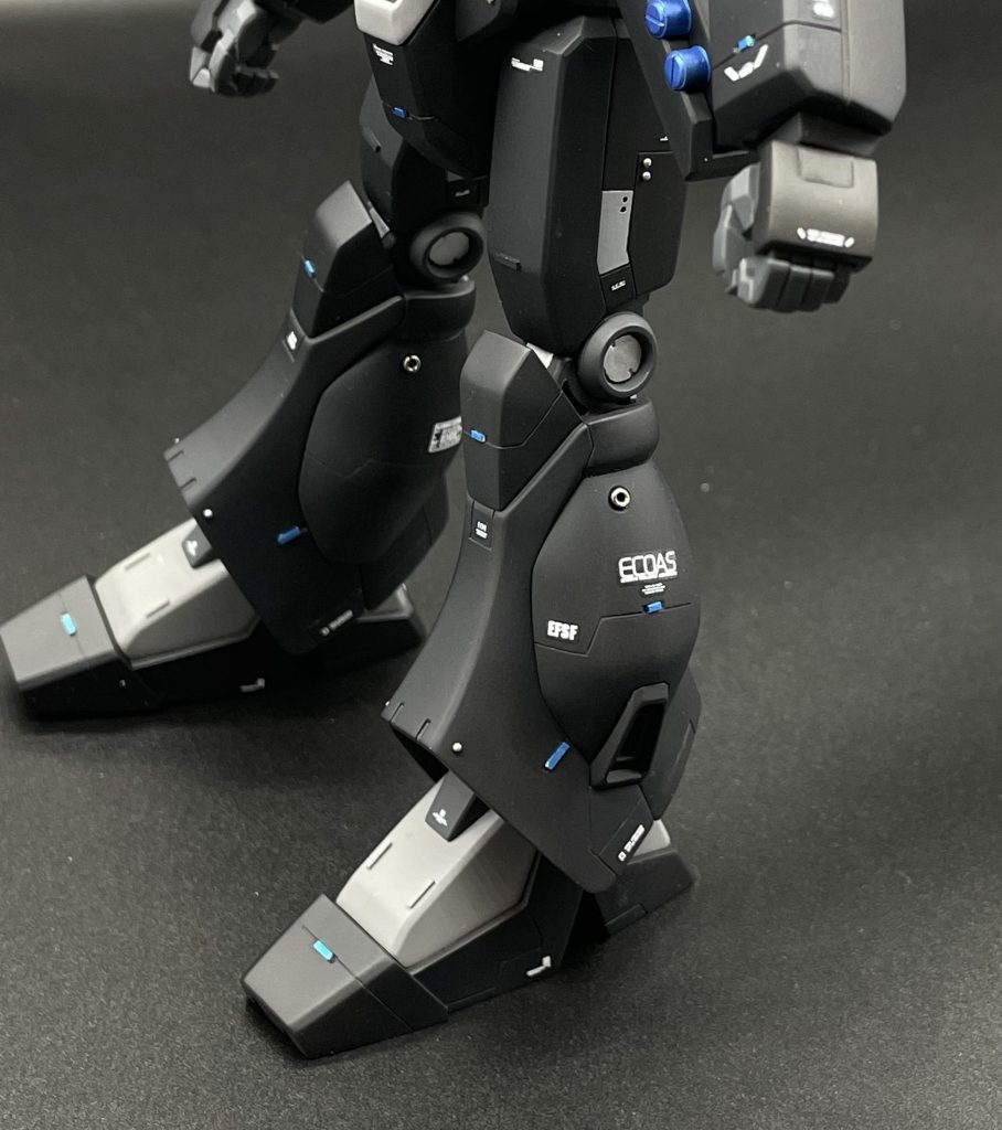 脚部。一部でパネルライン塗り分けました。曲面のモールド追加が難しかったです。