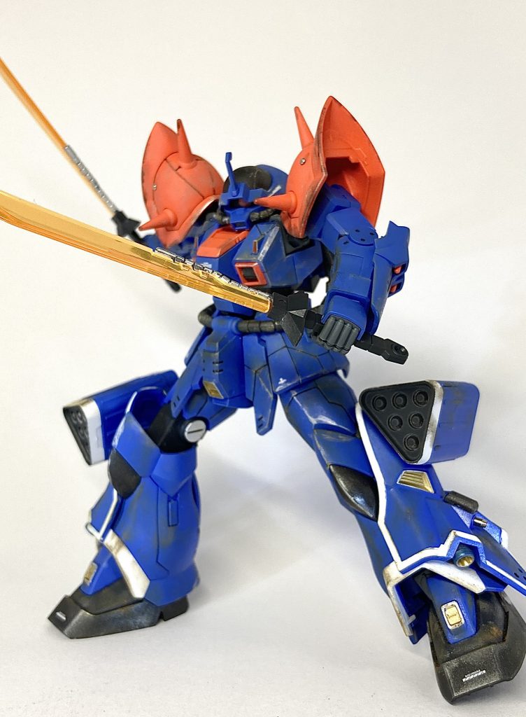 武器を構えて。脚部の外部装甲にジャンクパーツとメタルパーツを取り付けることでディテールアップを施しています。