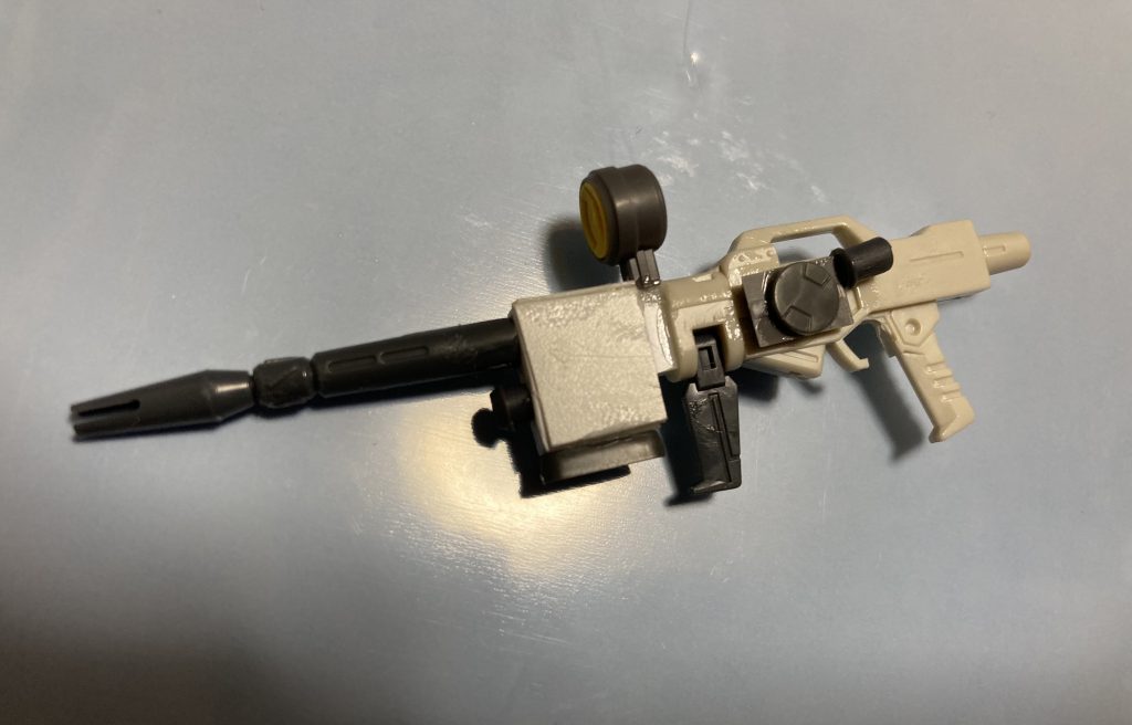 試作ビームライフル作成時。
陸戦ガンダムのビームライフルをベースにプラ板とコトブキヤ製ディテールパーツでセミスクラッチ。