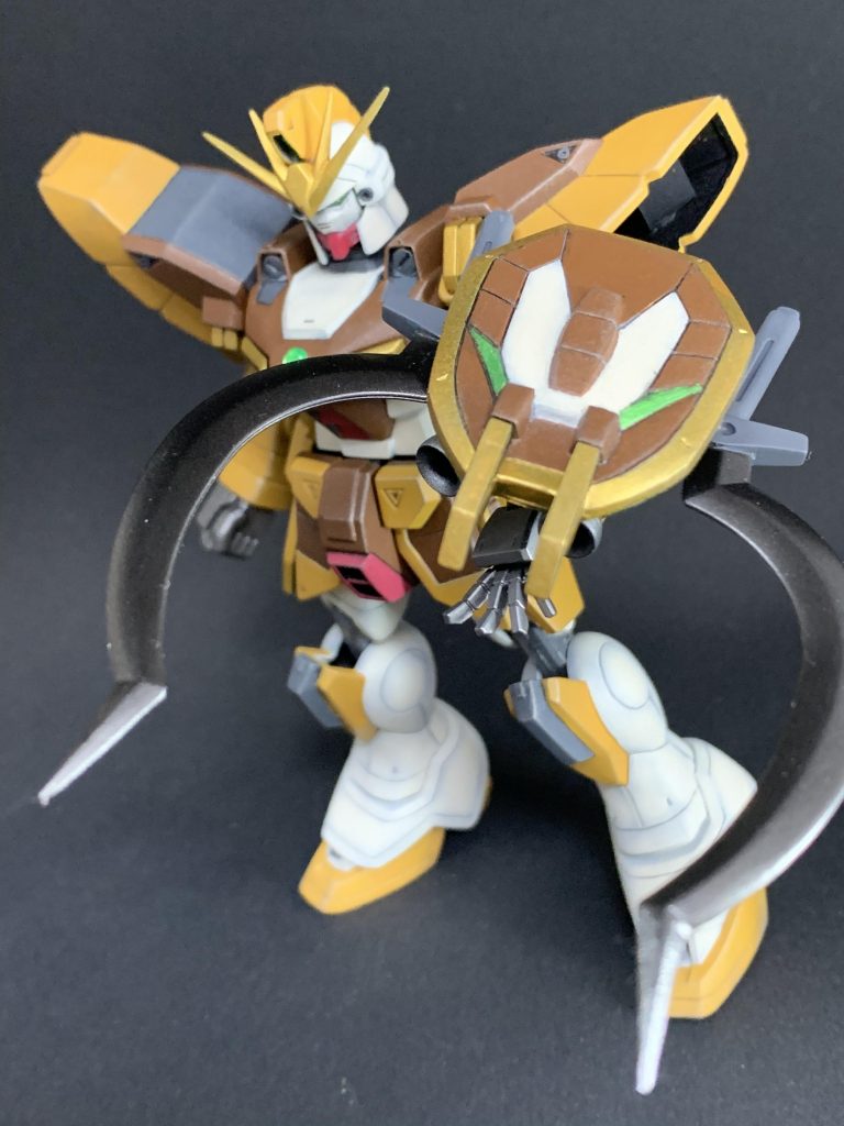 クロスクラッシャー。写真ではわからないのですが、このギミックをスムーズに付け替えできるようにと、シールド、バックパックの接続は腕も背中もマグネット仕込んでます。付け替えはスムーズなのですが、重さに負けて角度によってはすぐ外れます。  