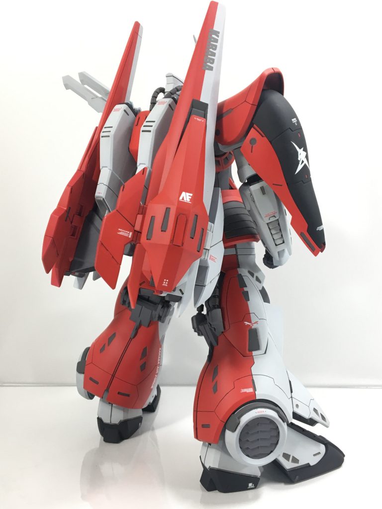 宇宙用の機体なのでバックパックを変更しました。フレキシブル可動のブースターを背負い機動性の向上。
