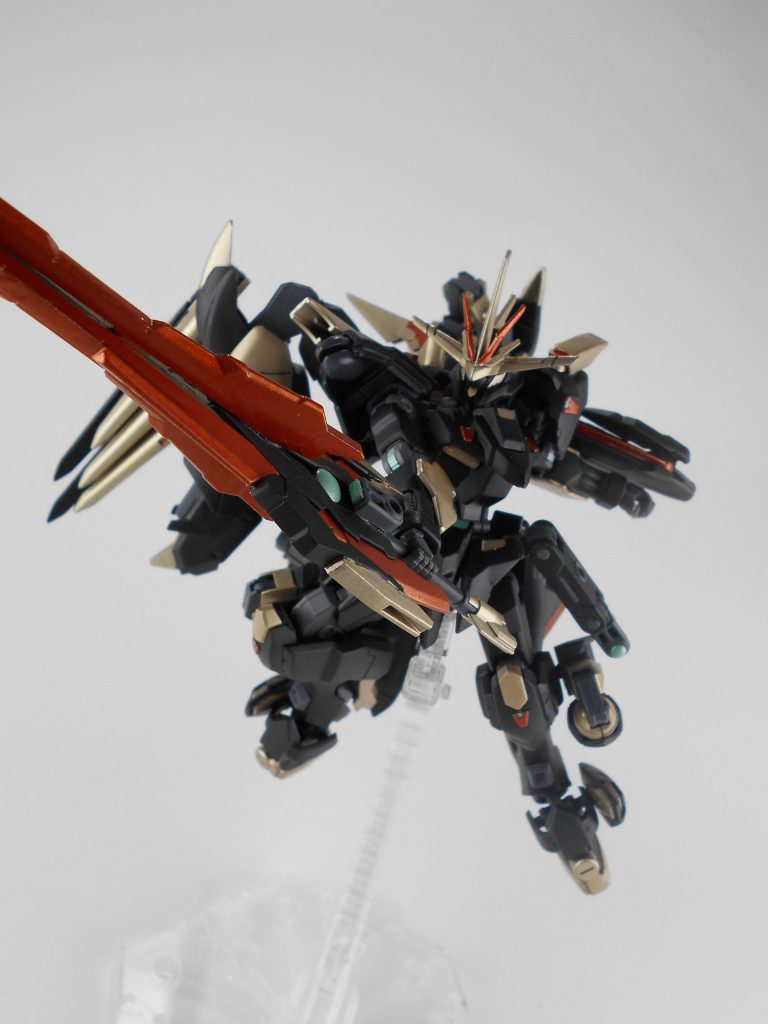 カレトヴルッフフェーダー、メイスブレードモード・「シーレイ」。カレトヴルッフフェーダーの側面に実体刃をつけてメイス状にしています。先端部からビームライフルは出ますが口径の関係上、高出力は出せませんが刃自体を超高温にすることでメイスとビームサーベルの両方の長所を生かすことが出来ます。「シーレイ」はギリシャ語で「星雲」のアナグラムです。