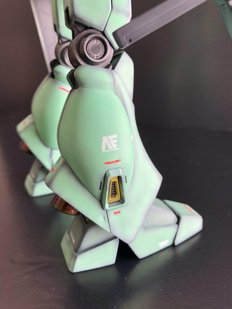 脚部。関節部分にメタルシールを。調色も上手くいって良い量産機カラーが出せたのかと思います✨