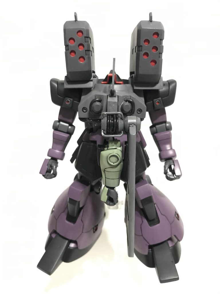 いやぁ〜まさかフロントアーマーに腕が付いているとは思いませんでした〜 イラストが横向きだったから腕が見えませんでした〜 ウォッシングのみしてあります モノアイ半分ほど隠れているところが カックイイと思います*\(^o^)/*