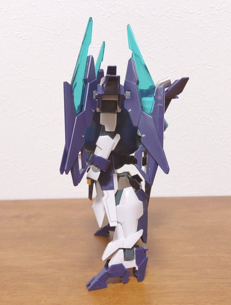 側面脚がかなり長いので、鳥足にして調整しています。