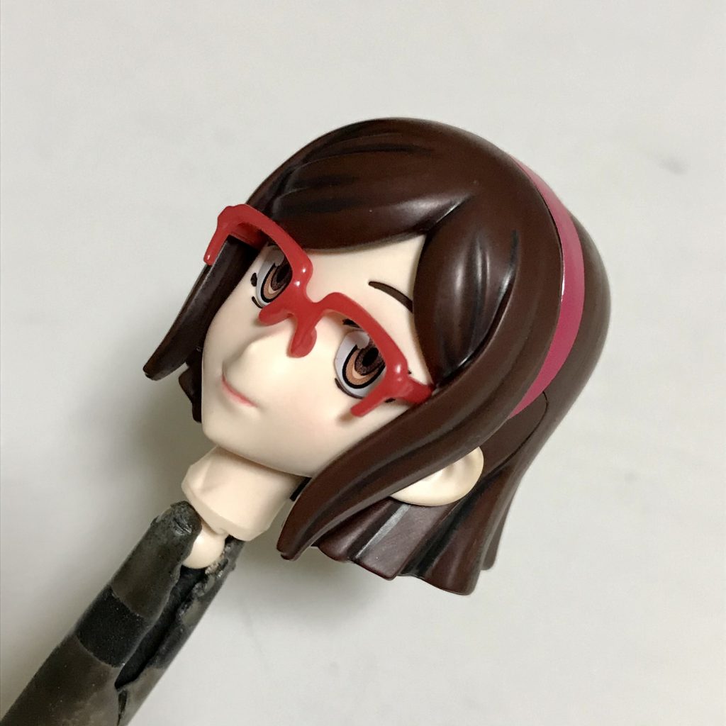 でも、その状態でメガネをかけると、ちょうど良い目ヂカラになることが分かりました。コレならメガネ有りで良いと思います。ついでに下のまつ毛も描きこんだら、なお良しでした(^^)ちなみにこの後クリア部品は発見しました。妖怪パーツ隠しは、思いもよらないところまでパーツを持っていきますねぇ…汗