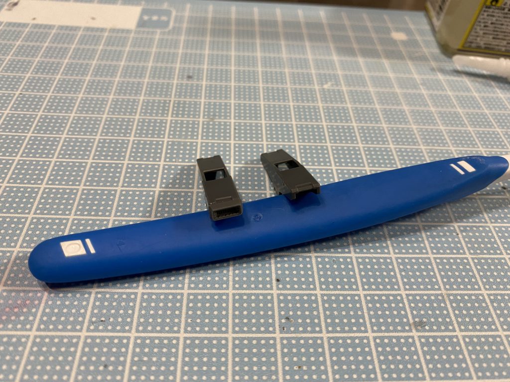 バインダー上部は銃口が無いので市販のスラスターパーツとハッチを使って大型化とディテールアップをしました