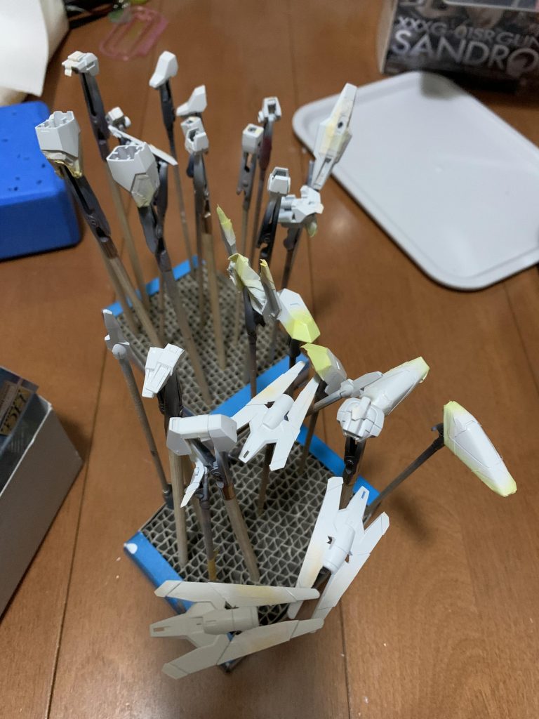 先に1色入れて、乾燥してからトーンの違う色を重ねてます。これのが楽だと思って。