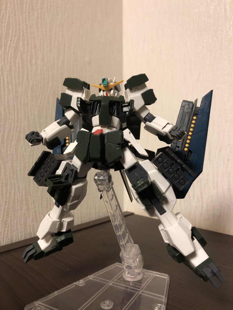 副武装の各種GNミサイルと通常ミサイル
サバーニャ本体のはローグと変わらず、バックパックのはアリオスのGNHWから流用、脚の横にあるのは粒子撹乱対策の為にGN粒子を使わず火薬等を使って発射、追尾するミサイル