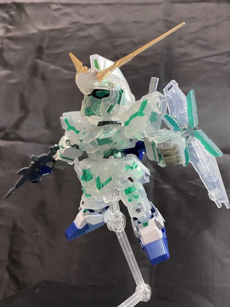 その後マグナムと関節などの部分をグレーで塗装マニュピュレーターを薄いグレーで、角の表部分をゴールドでエアブラシ塗装！