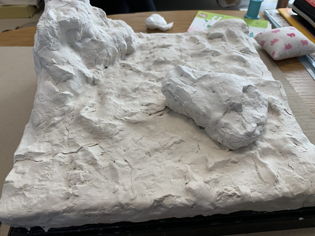 粘土で表面に表情をつけるのだけど、大体割れる