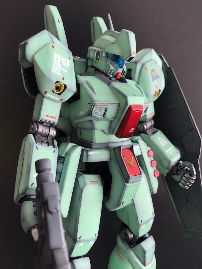 正面右から。外装は黒立ち上げです。グリーンは調色をしました。エメラルドグリーン、ニュートラルグレー、クリアグリーンを混ぜて。赤はキャンディー塗装をしています。頭部のクリアパーツはクリアブルーで少し濃くしてあります。