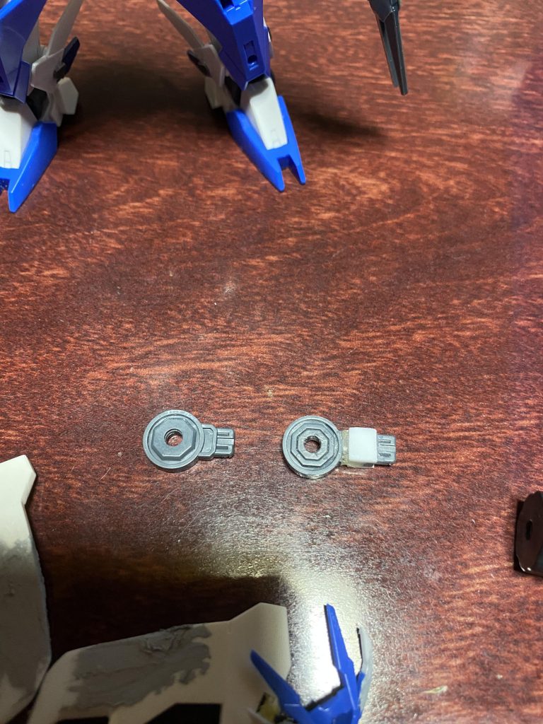 スカイの武装取り付け部分は以前作った時にバインダーと干渉がちだったので、思い切って伸ばしました