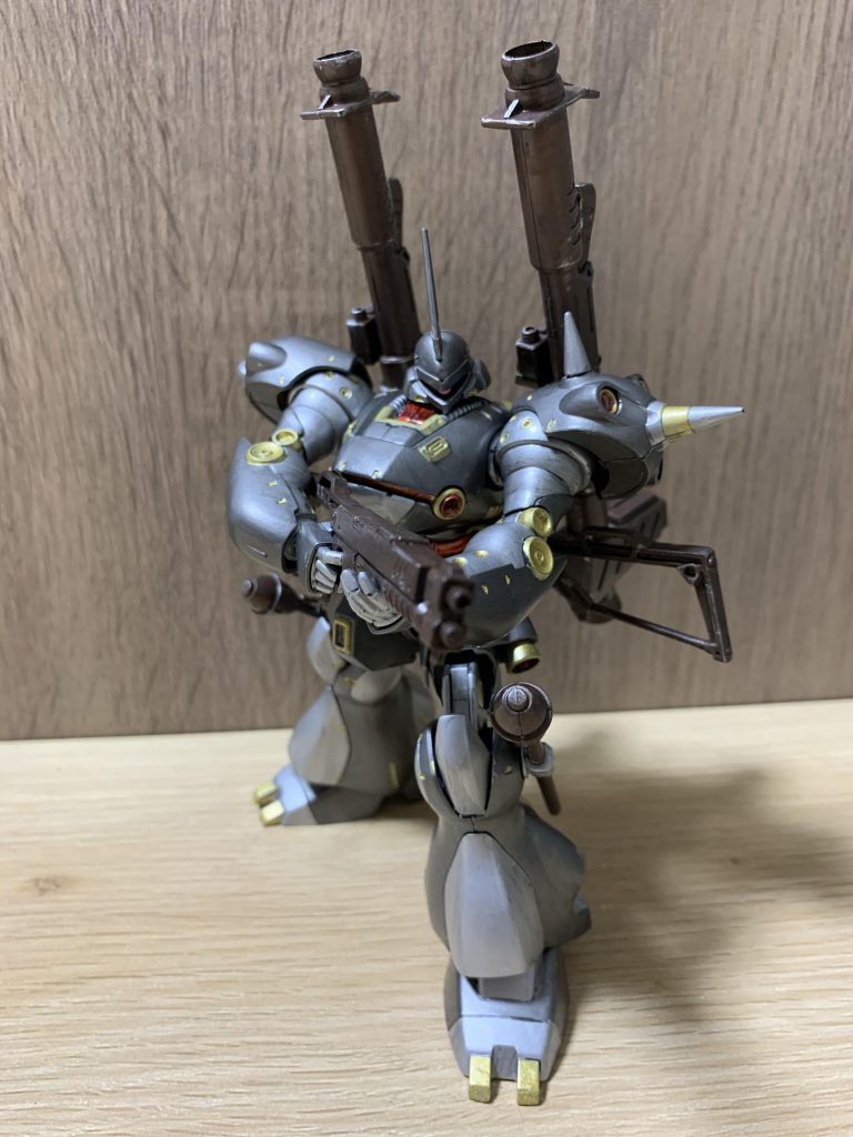 僕のガンプラは全て行き当たりばったり。
頭の中でイメージしたのは黒い禍々しい悪魔的な感じでした。

調色してたら全然イメージと違う色が出来たけどお構いなしに塗り塗り。

聖騎士っぽくてこれはこれで大満足。