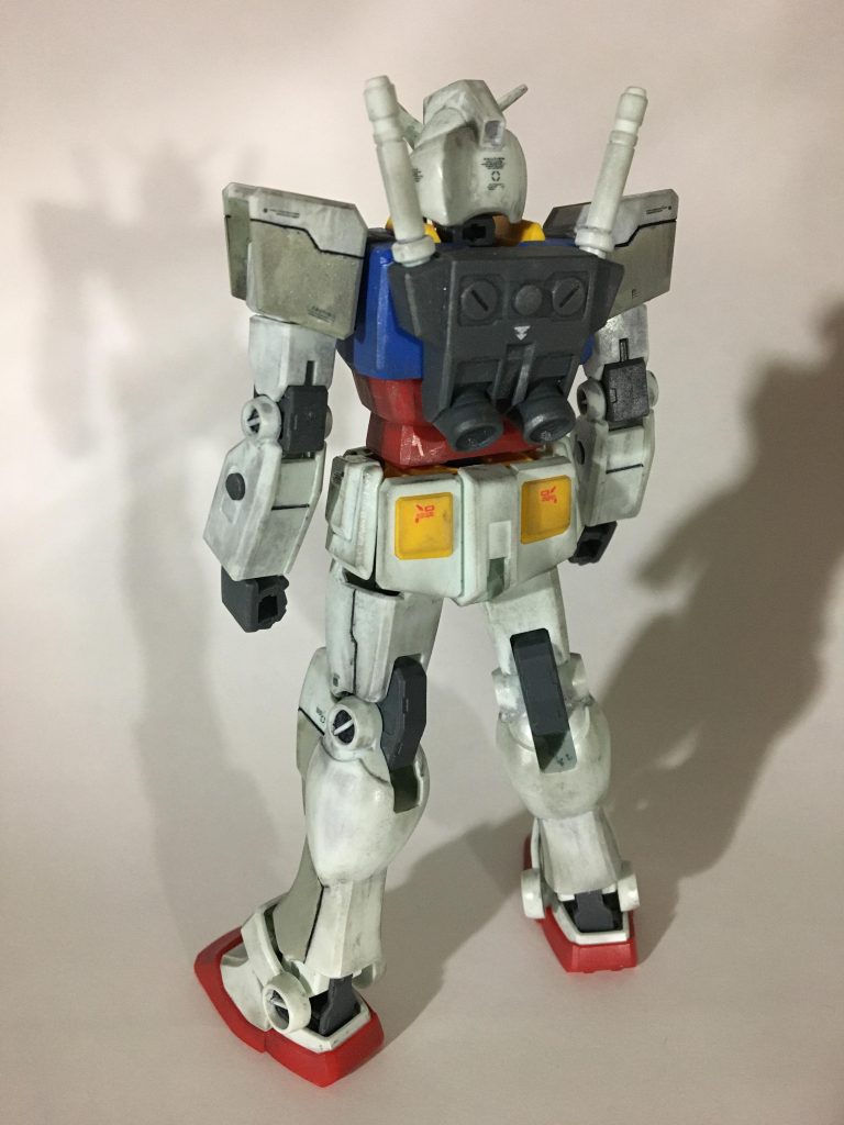 今回は塗装&ウェザリングで仕上げました。各所にスジボリを入れ、ホワイトとグレーで塗り分けました。