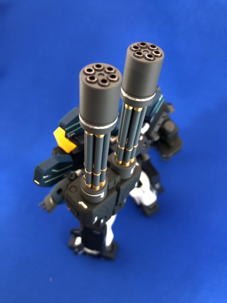 ガトリングは砲口をライトガンメタル、砲身の一部をゴールドで塗装しました。特にゴールド塗装は鬼のめんどくささでしたがその分かっこいい...