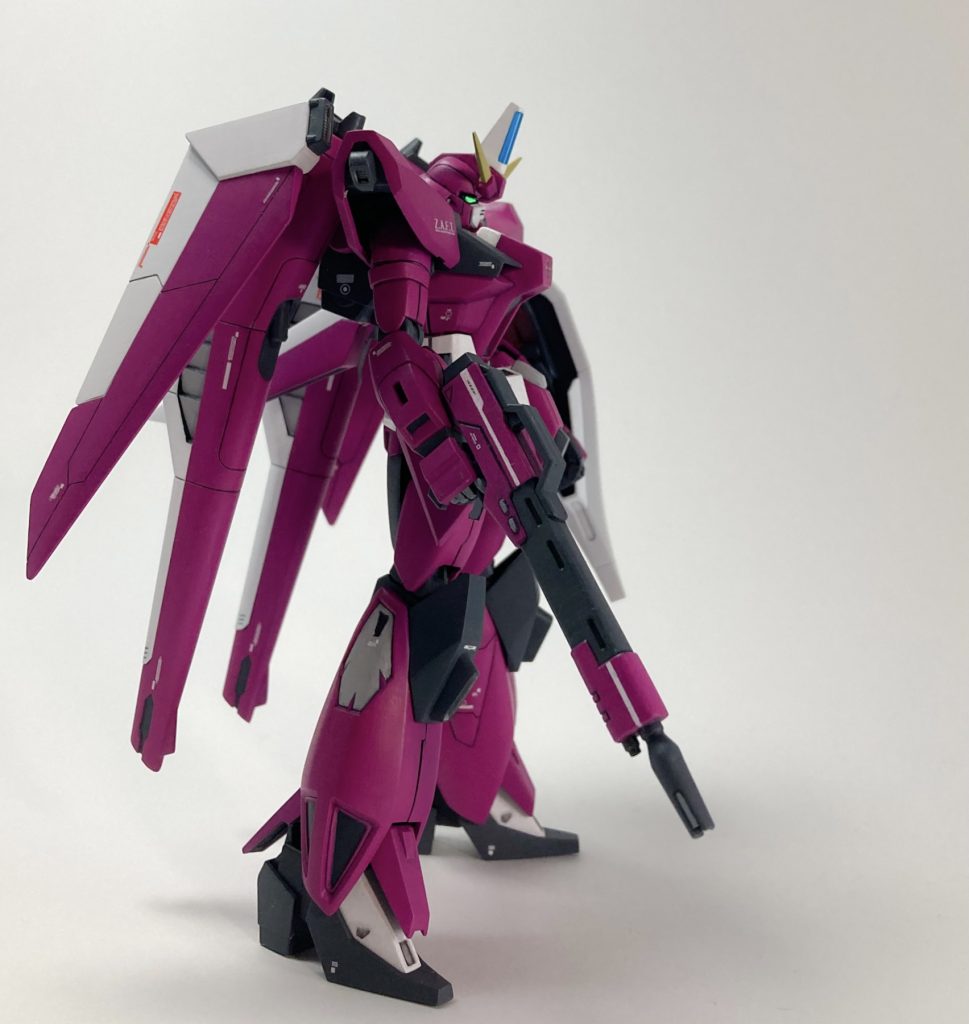 サイドビュー:背負いものがある機体はカッコいいですね。肩は若干幅詰めをして、端部にスラスター を追加しています。足はややハイヒール気味にしています。