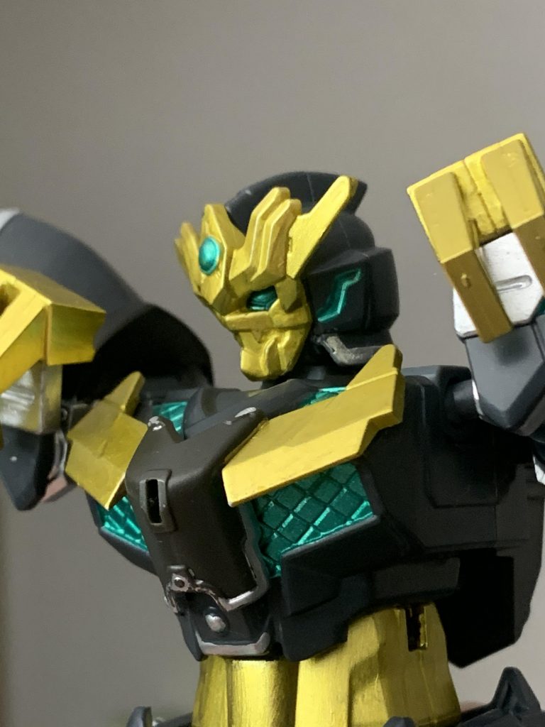 獅子型のマスクは顔にフィットするように頭を削ってます