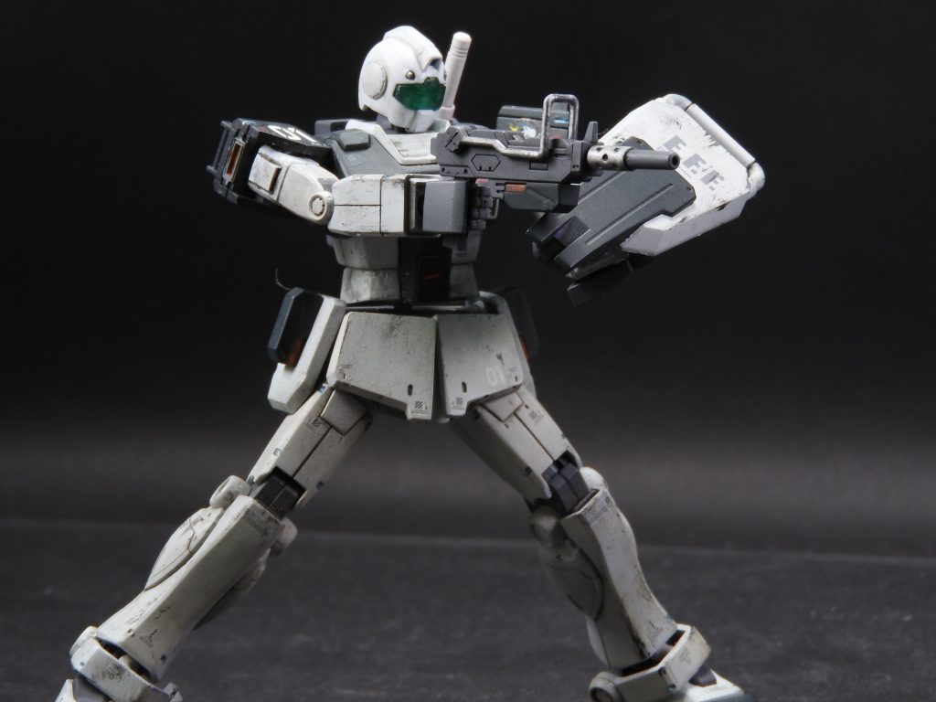 メイン兵装の100mmマシンガン。
陸戦ジムから腰部のマガジンマウントを移植して追加してます。