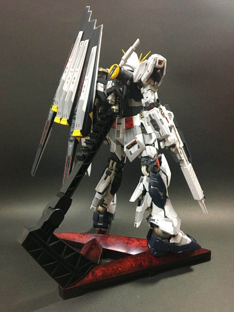 ファンネルは軽量化して接着しています。