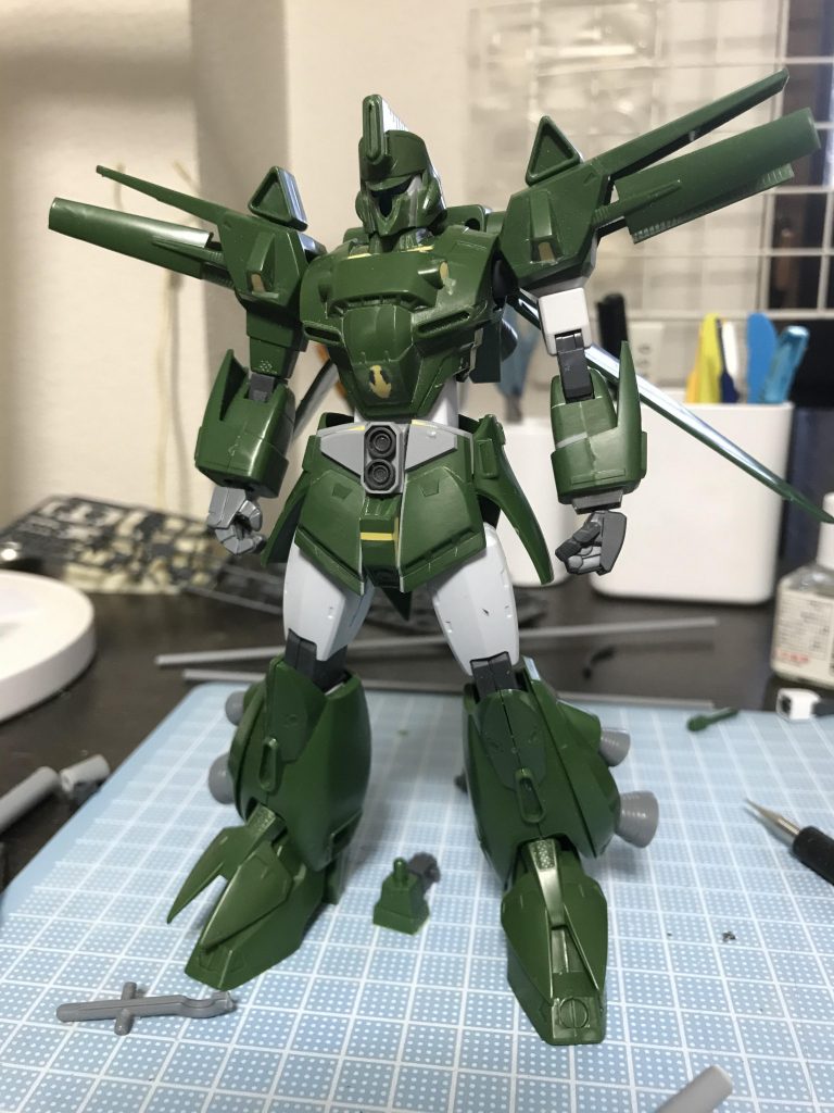 腹部3連拡散ビーム砲は2門にしてスカート可動を優先