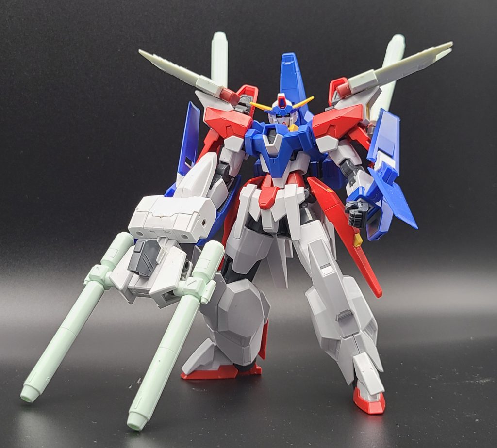 【途中経過】AGE3オービタルをベースに、腕部と腰フロントアーマーをAGE3ノーマル。両肩のバインダーはGM3の腰パーツ、腕のダブルシールドはAGE3ノーマルの肩のウィングを移植しています。ライフルはギャラクシーブースターをベースに、銃身にEx-Sガンダムのビームキャノンを使用。背中のキャノンは写真の段階では、Ex-Sガンダムのパーツを使用していますが、この後片方を紛失してしまった為、8㎜プラパイプと市販パーツで新しく製作しました。