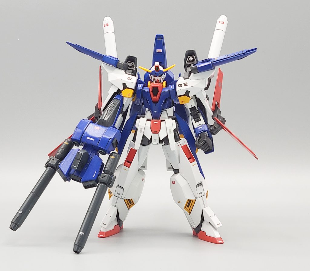 【正面】ZZガンダムのシルエット的な特徴と言えば、「太い脚」「あちこち伸びた長いパーツ」「でかい二連装のライフル」そしてハイメガキャノンなので、それらの要素を盛り込みました。胸部の赤いパーツがハイメガキャノンとなってます。