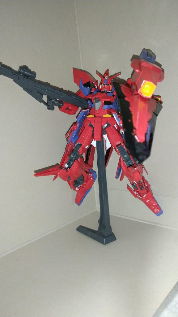 攻撃態勢です。シールドの端を黒くしたのは黒刀をイメージしました。