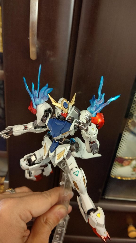 白と青の装甲は成形色に汚しと部分塗装のみ。
赤、金、フレームはガンダムマーカーエアブラシで塗りました。