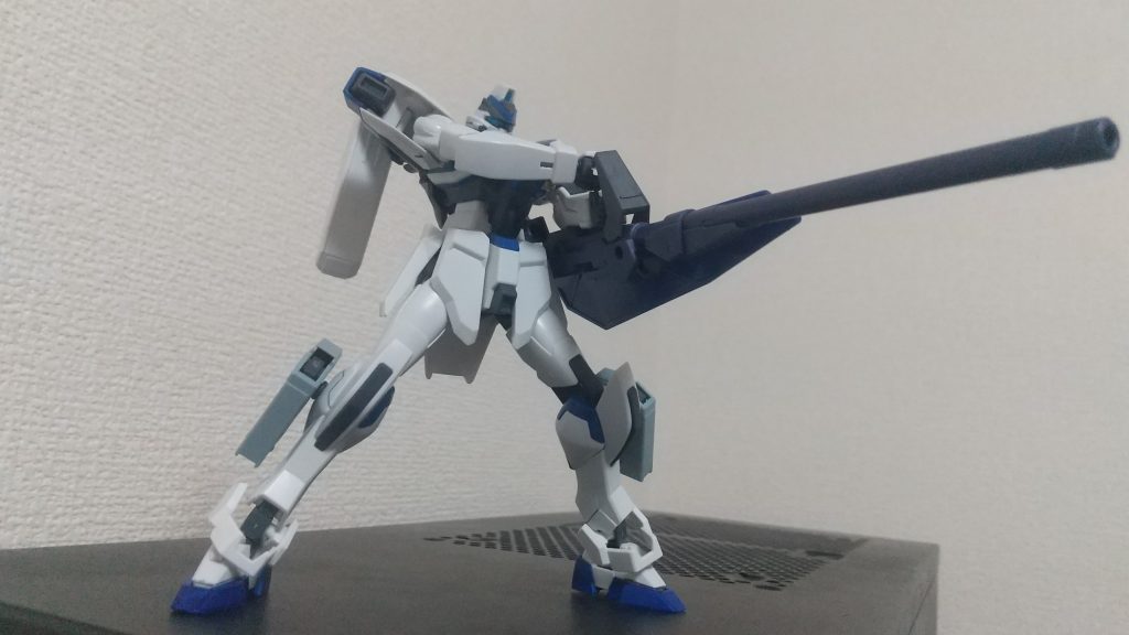 右肩のコンテナはミサイルコンテナとしての設定です