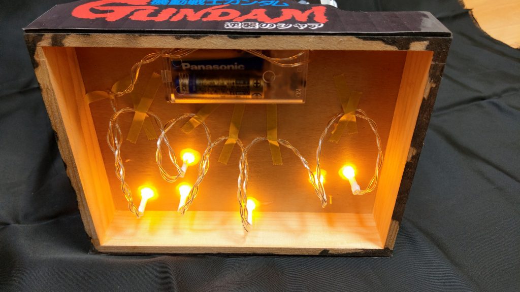 ベースはセリアの木製の小物入れ。ライティングはダイソーの6灯のLED 100均って凄い！