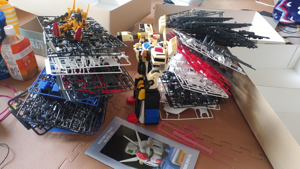 ランナーもえげつない位多い!!
写真に写ってる百式やジェイデッカーを見ていただければ、その大きさが分かると思います