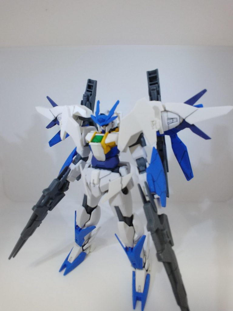 なんかピンボケしてますねこれ…付属品にビームライフル2丁があります。余剰で通常スカイのビームライフルもあるので実質3丁です。シルエットは背負いが変わったくらいなのであまり印象は変わっていないように感じます。