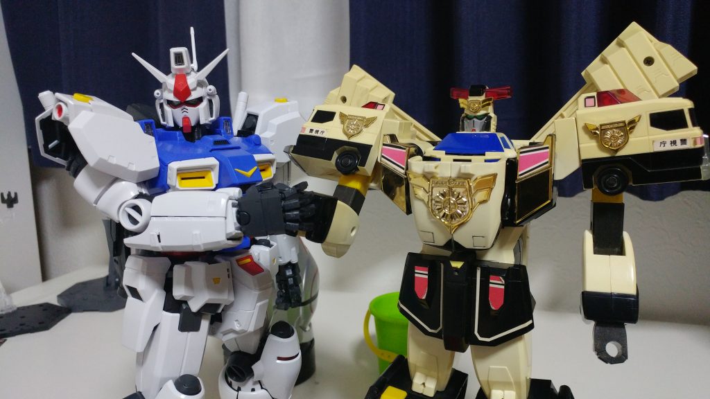 大きさが同じなのでジェイデッカーとも握手することもできちゃいます( ´∀` )b
(ジェイデッカーもガンダムと同じ18mだからこうしても違和感がない)