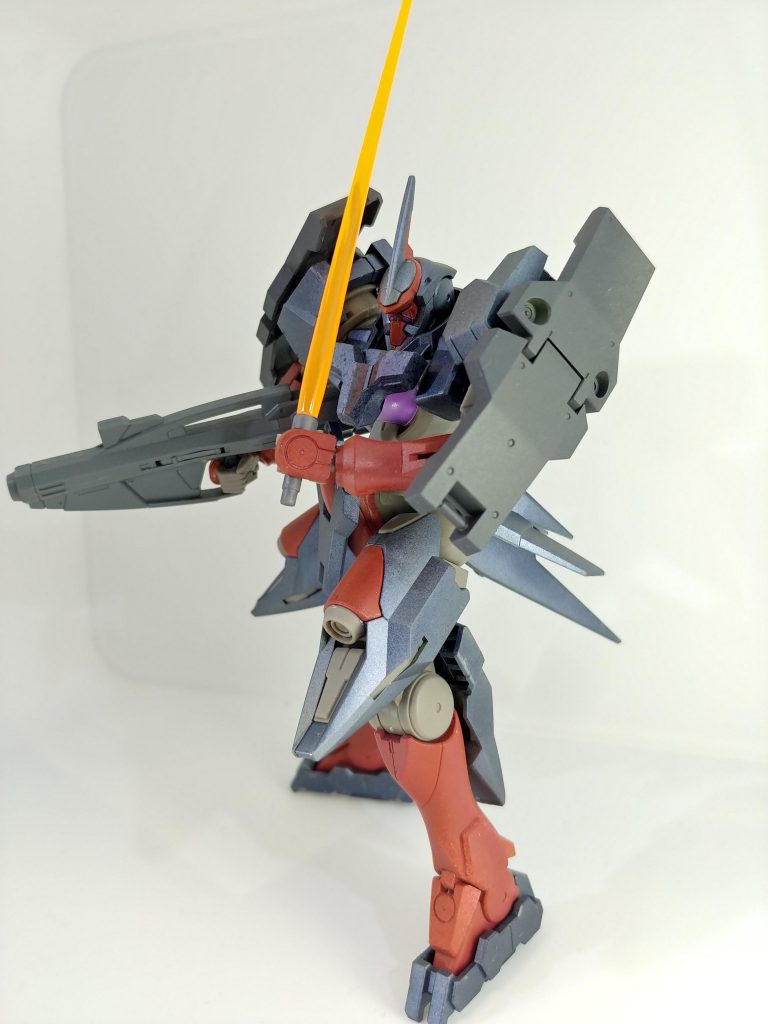 ビームサーベルです。グリップはグレーに塗装しました。00アニメを見ていないので太腿のどこにサーベルを収納しているのかわからないので、フレームに近い色にしました。