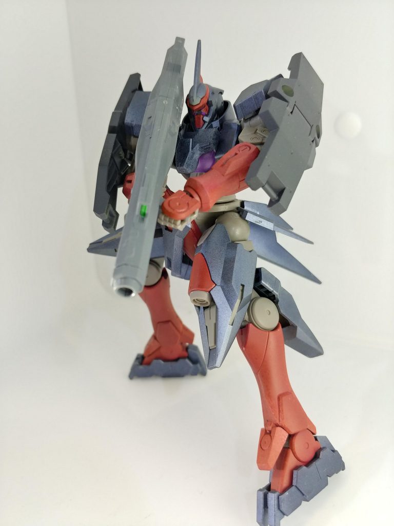 両肩のシールドは生存能力を優先した装備です。3㎜穴なので用途によって別の装備を搭載することもできます。シールドだけグレーなのは、宇宙空間での迷彩効果を期待しています。