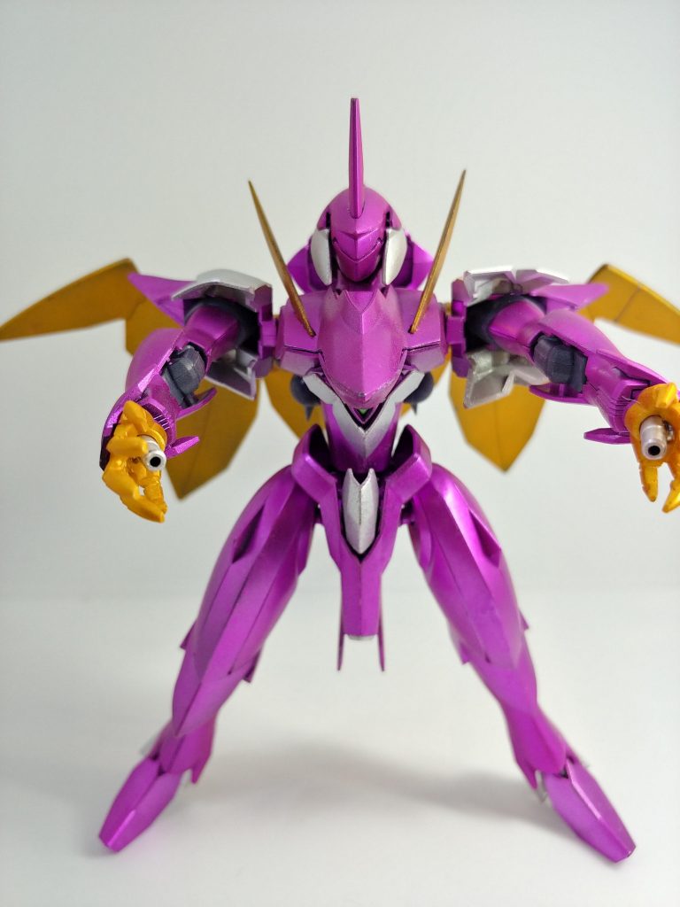 両手のビーム砲はシルバーに塗り分け。別の色も考えましたが、手持ちの色の中ではこれがしっくりきました。チラ見えする胸部ビーム砲はクリアグリーンです。