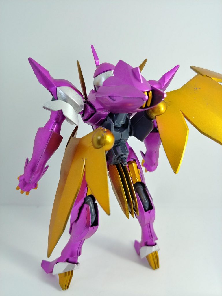 バックショットです。本来グレー一色のフィンの部分をオレンジに塗り分けました。ここはどう考えてもこの方がかっこいい…(見栄えの都合でゼダスソードを外しています)