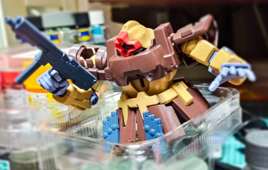 頭部バイザーを切り取って中にハイキューのＨＤプレートとクリアドームを入れました　　首も少し延長しています