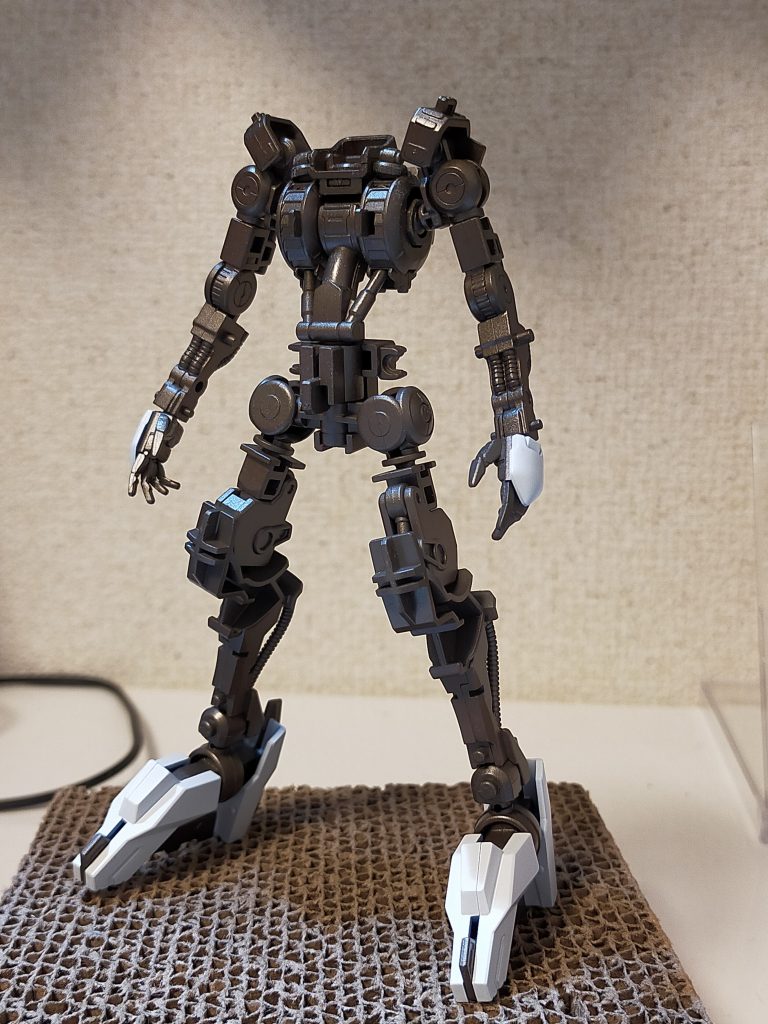 ガンメタリックでフレームを塗装。HGですので細かな塗り分けは見送りました。