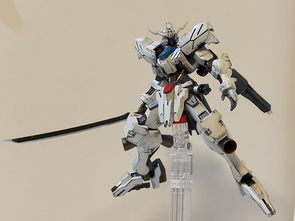 太刀はバルバトスのキットより拝借。
左腰にホルダーを増設。ジャンクパーツの組み合わせです。
キマリスヴィダールのイメージから装備してみました。